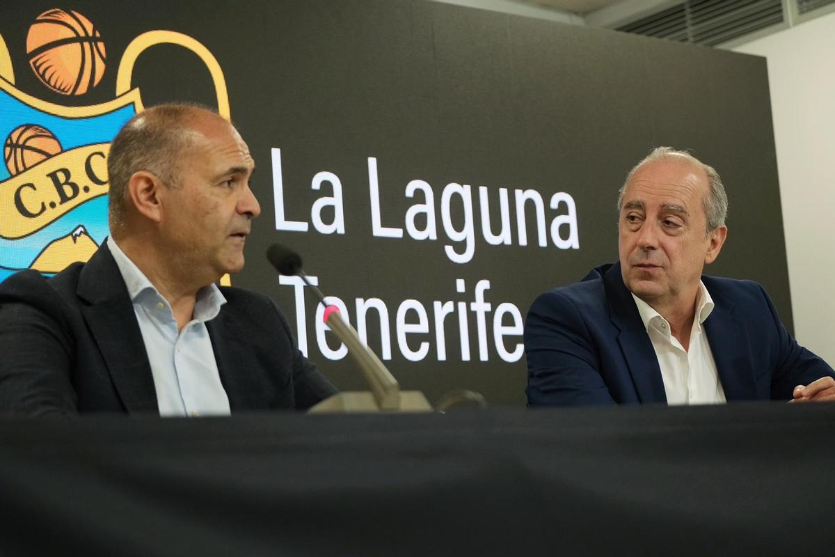 Aniano Cabrera y Txus Vidorreta, en el acto oficial de despedida del técnico.