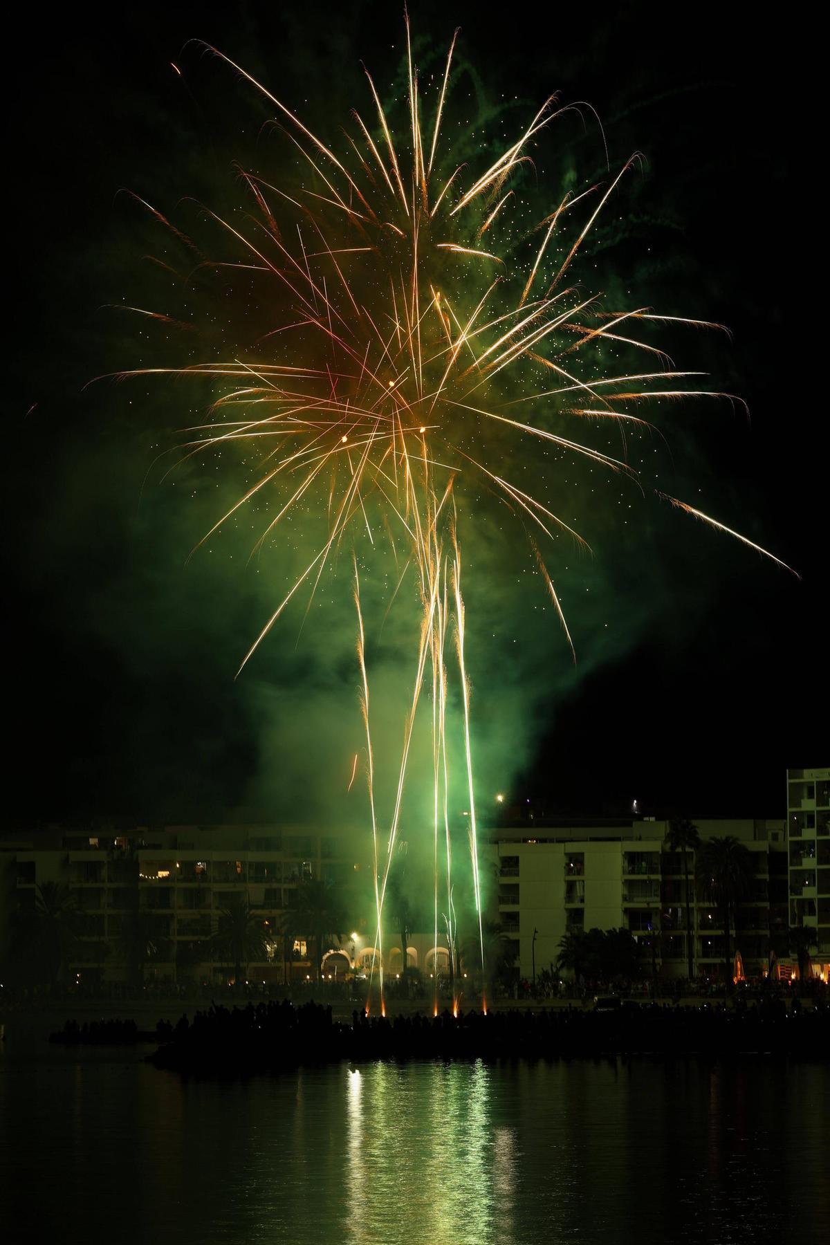 Mira aquí todas las fotos de los fuegos artificiales en ses Figueretes Mira aquí todas las fotos de los fuegos artificiales en ses Figueretes