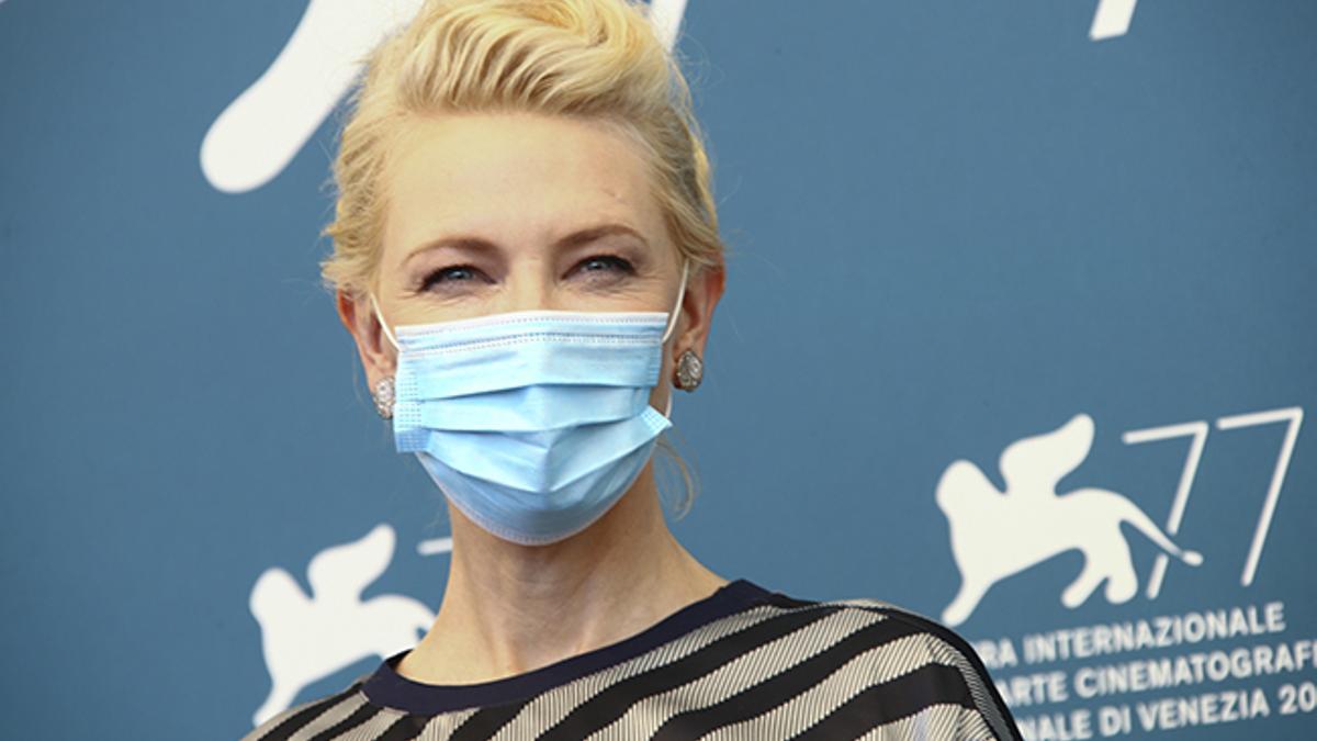 Cate Blanchett con mascarilla en el festival de Venecia