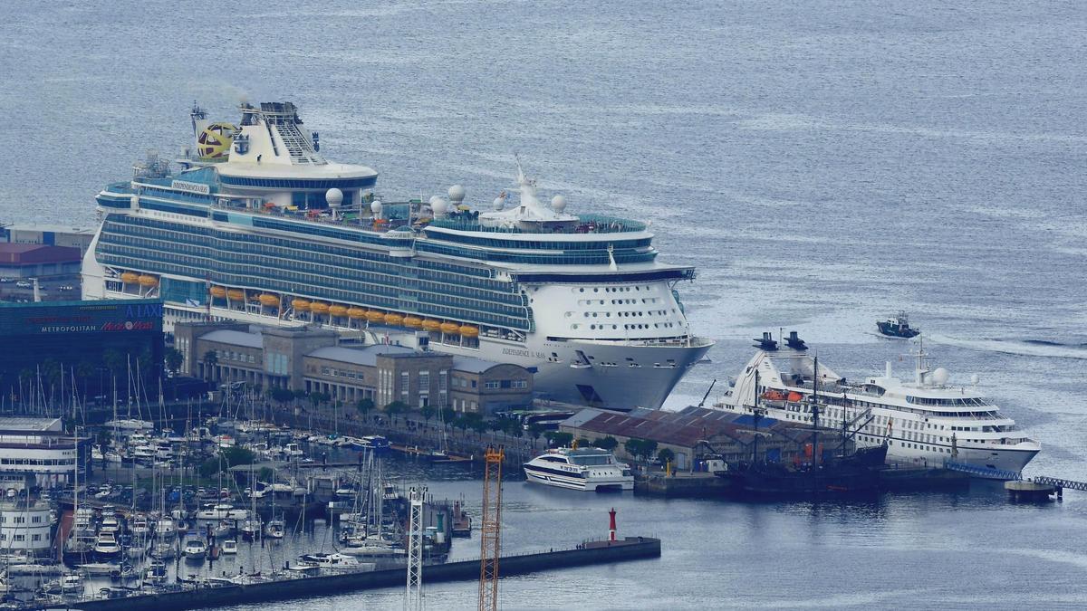 El «Independence of the Seas», el «Star Pride» y el «Galeón Andalucía», atracados en el puerto de Vigo este sabádo.