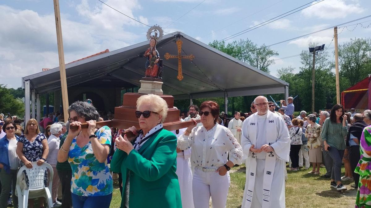 Un momento de la procesión de La Virgen de la Cabeza de Meres, en Siero, en las fiestas del año pasado.