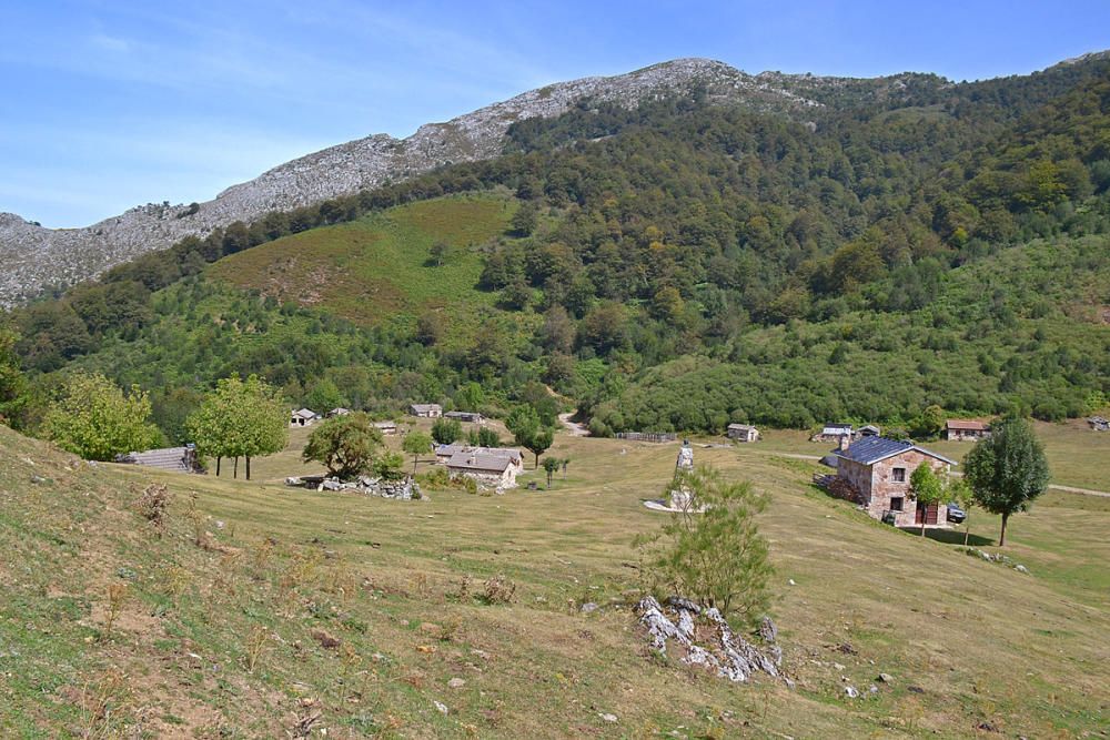 José Manuel Prado enseña el refugio de montaña de Brañagallones