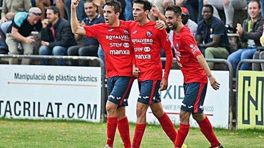 Els jugadors de l&#039;Olot celebrant el gol de l&#039;empat.