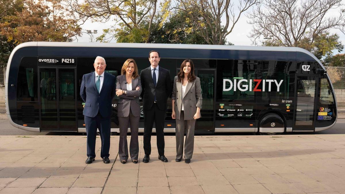 Miguel Ángel García Muro, a la izquierda, junto a la alcaldesa, Natalia Chueca, y la concejala de Movilidad, Tatiana Gaudes.