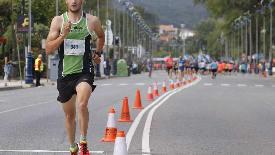 Antonio Serrat corrió en solitario durante casi todo el recorrido, ayer en Samil. // A. Villar
