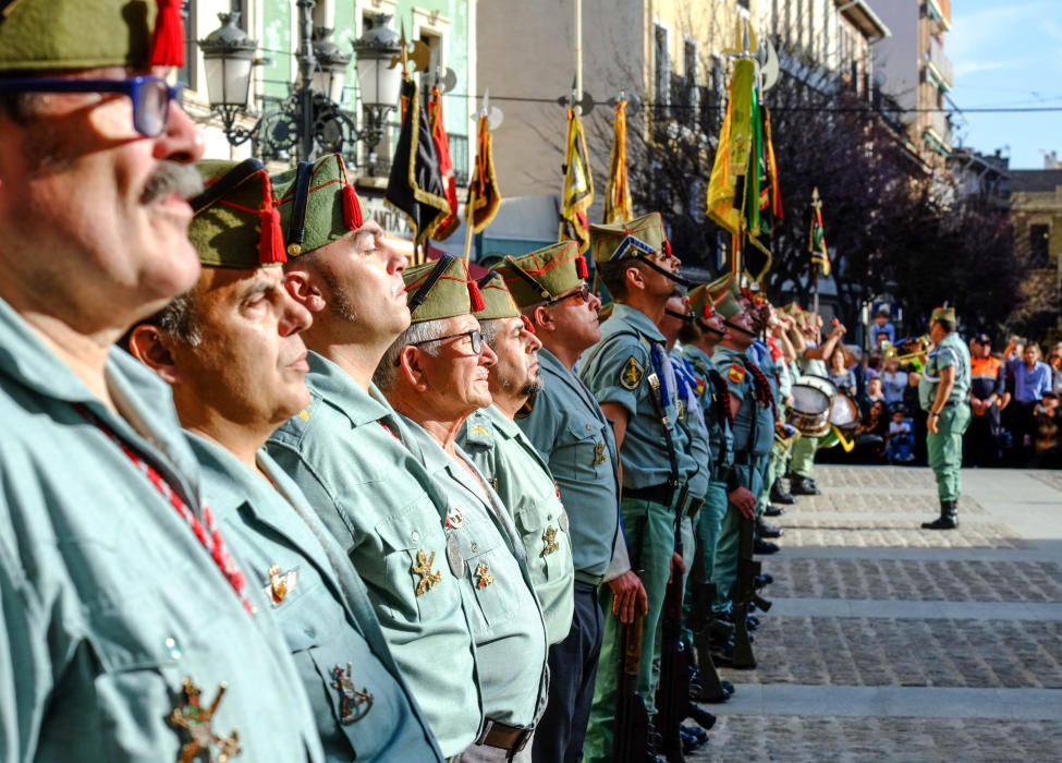 Multitud de público arropó la procesión organizada por la Hermandad del Calvario de Elda, en la que sesenta exlegionarios portaron a hombros el trono.