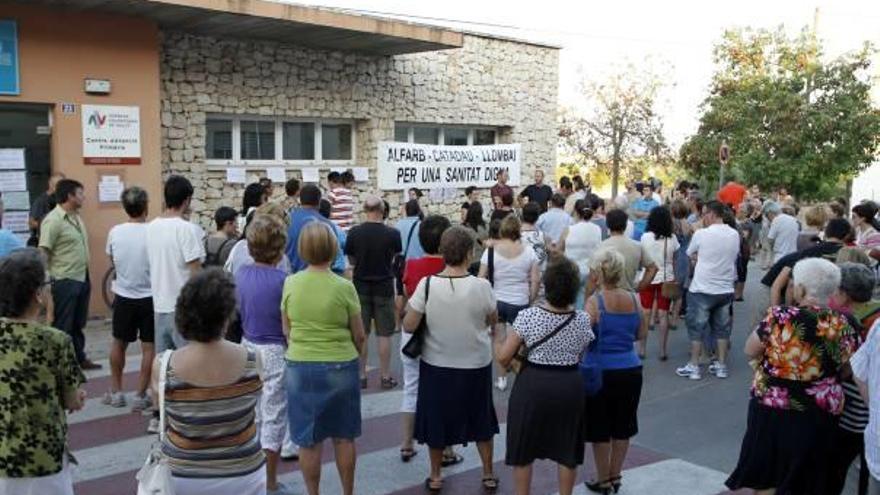 Vecinos de Catadau protestan en agosto de 2011 por la deficiente atención sanitaria.