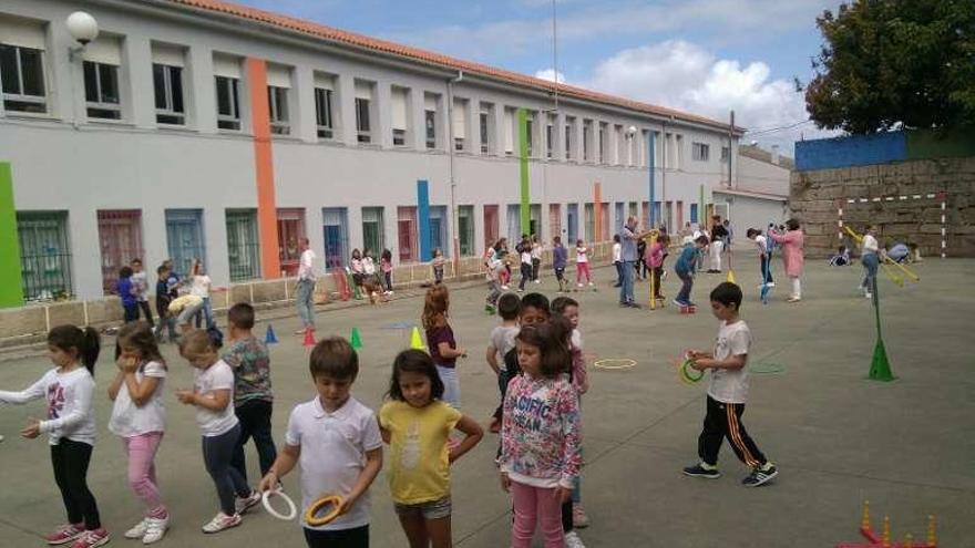 Patio abierto en el colegio de A Torre, en Cela. // Santos Á.