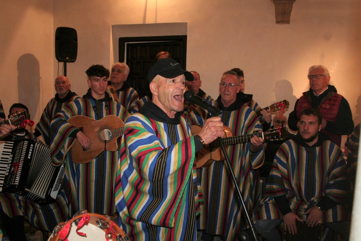 La Peña La Jarapa, del barrio de San Cristóbal, amenizaba la inauguración.