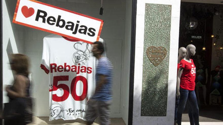 La mayoria de comercios arrancan con rebajas del 50%