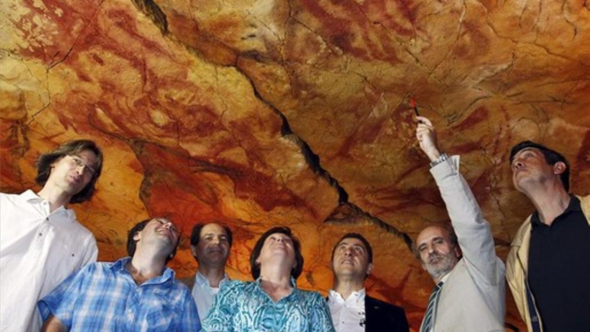 Algunos de los científicos que han participado en el estudio, en una de las cuevas que han sido analizadas.