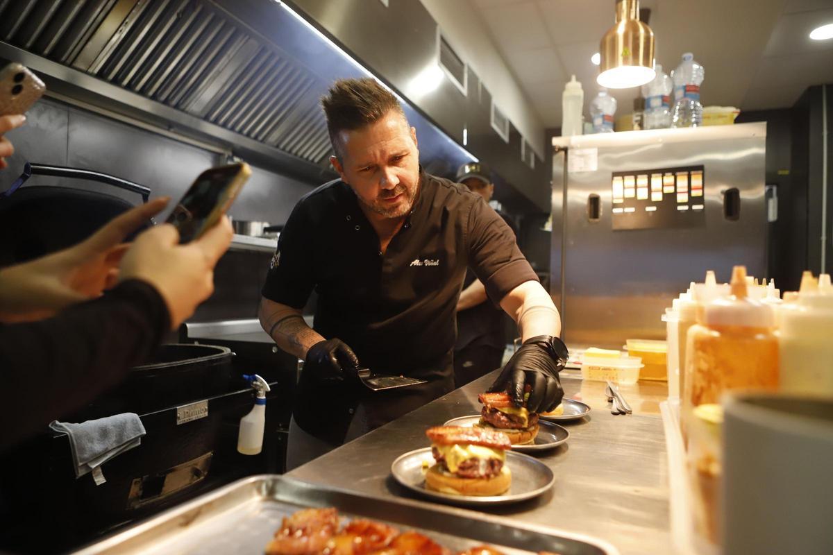 EN IMÁGENES | Nola Smoke competirá en el Campeonato de España de Hamburguesas con su propuesta Emmy Smoke