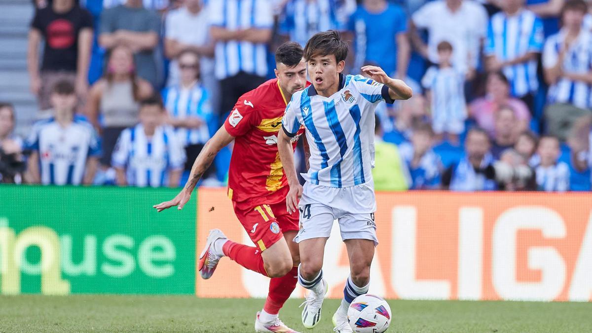 El jugador de la Real Sociedad Takefusa Kubo pelea un balón.