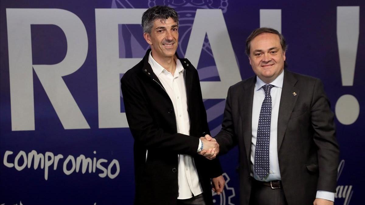 Imanol (izquierda) saluda al presidente de la Real, Jokin Aperribay en su presentación como técnico donostiarra