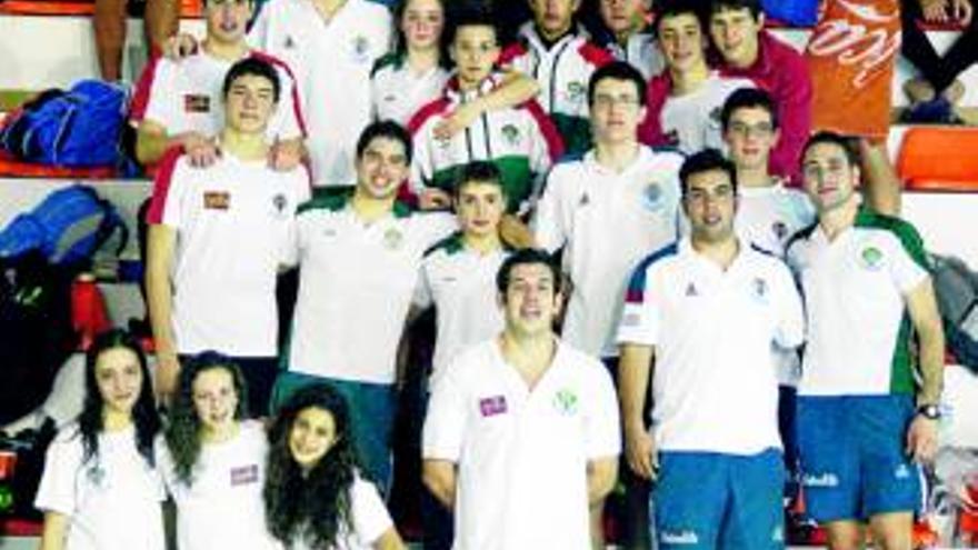 El club local logra un total de 29 medallas en el regional