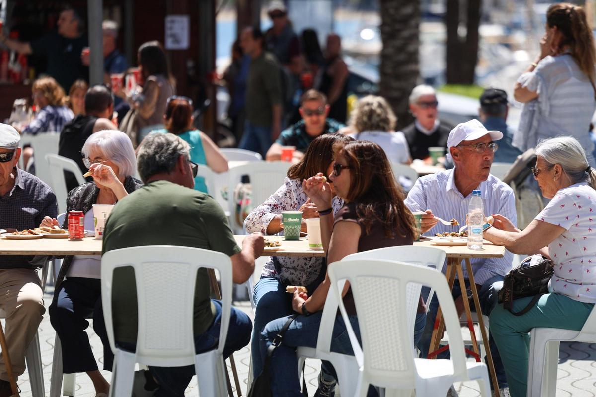 Vecinos de Sant Antoni disfrutan de los platos de la Fira del Peix.