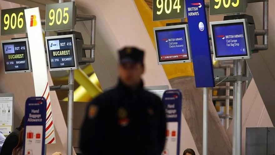 Detienen a un hombre por acuchillar a dos personas en el aeropuerto de Barajas