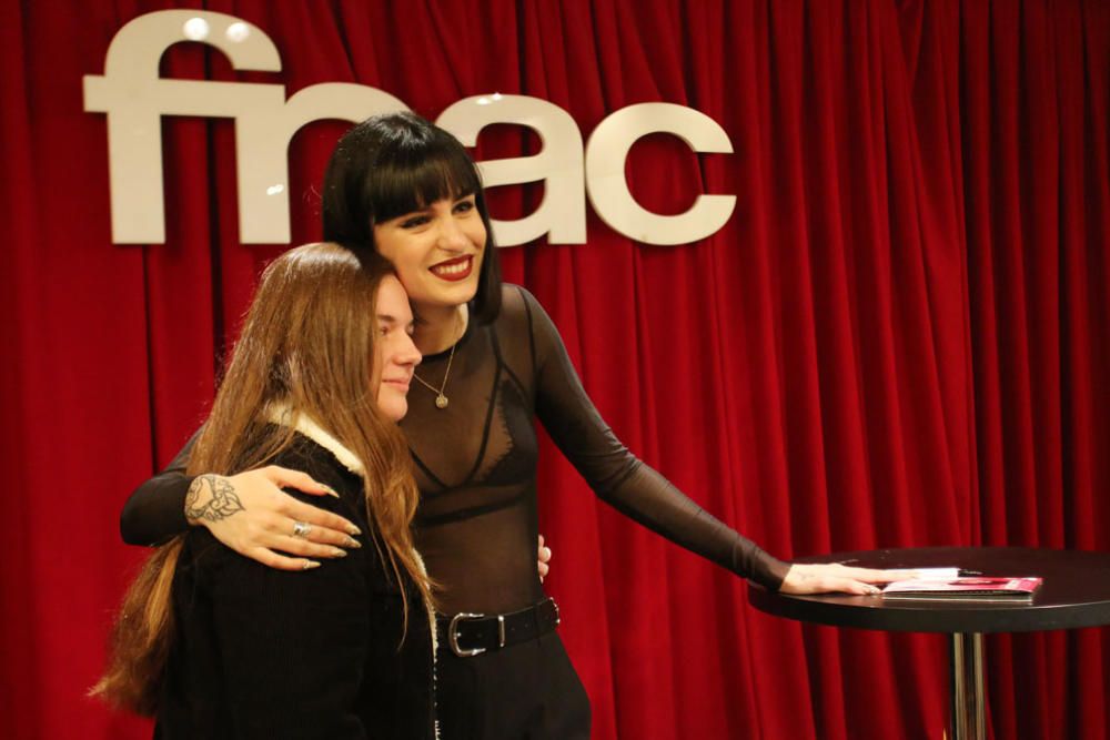 Una de las participantes de la última edición de Operación Triunfo asiste a un encuentro con sus fans en FNAC Málaga