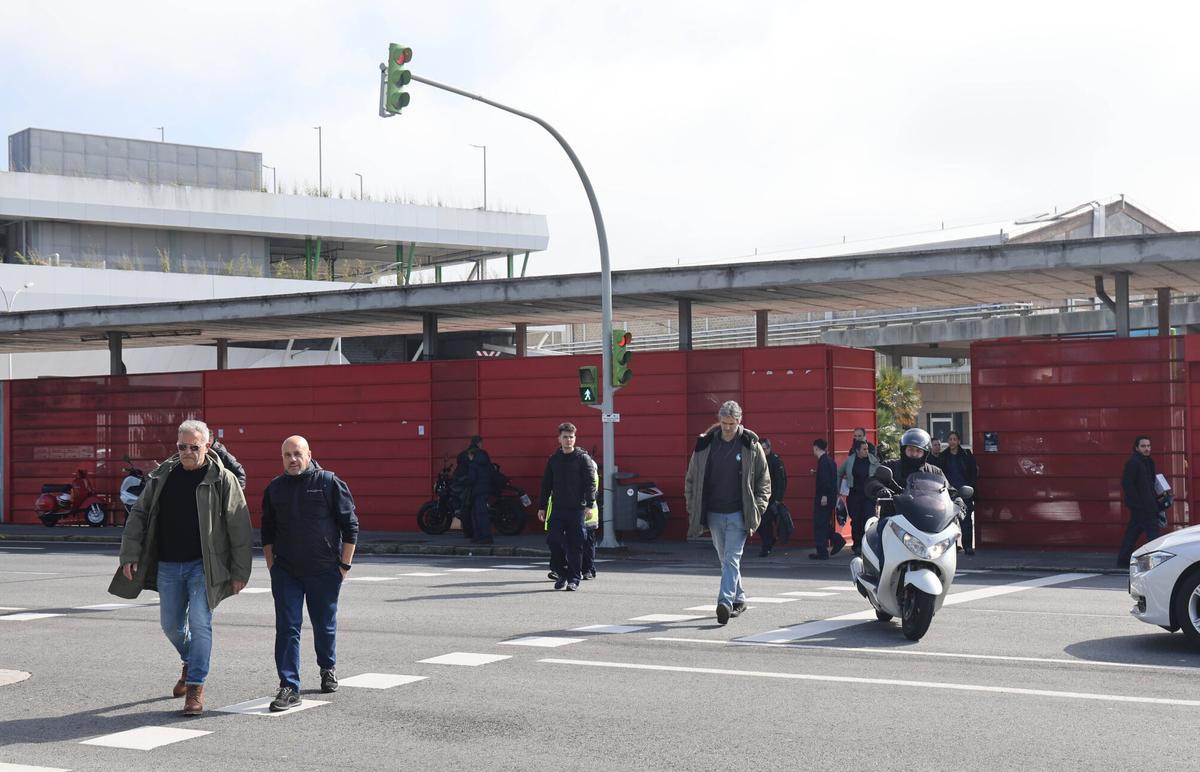 Cambio de turno de los trabajadores de Stellantis Vigo en su factoría de Balaídos.