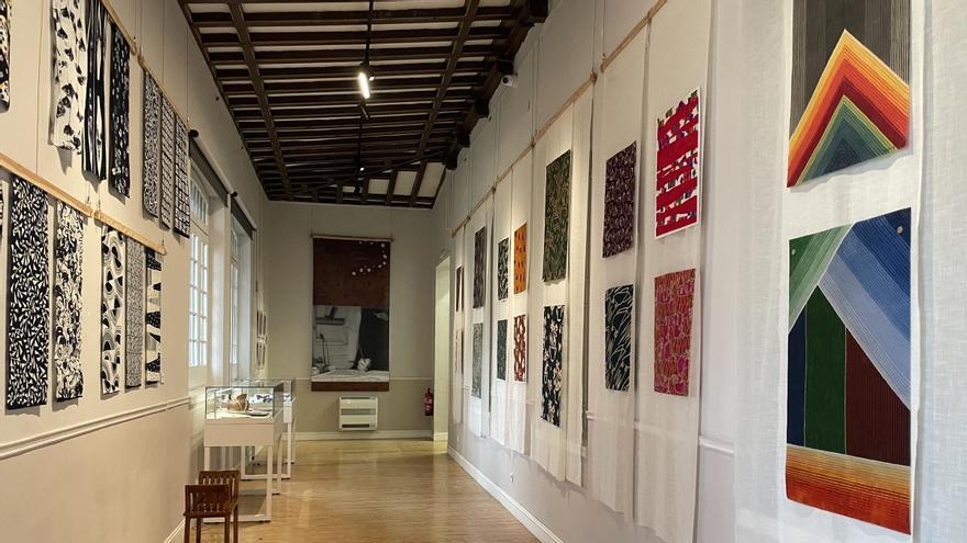 Fotografía de sala de la exposición 'Arte y Diseño. MAKO y el textil japonés'.