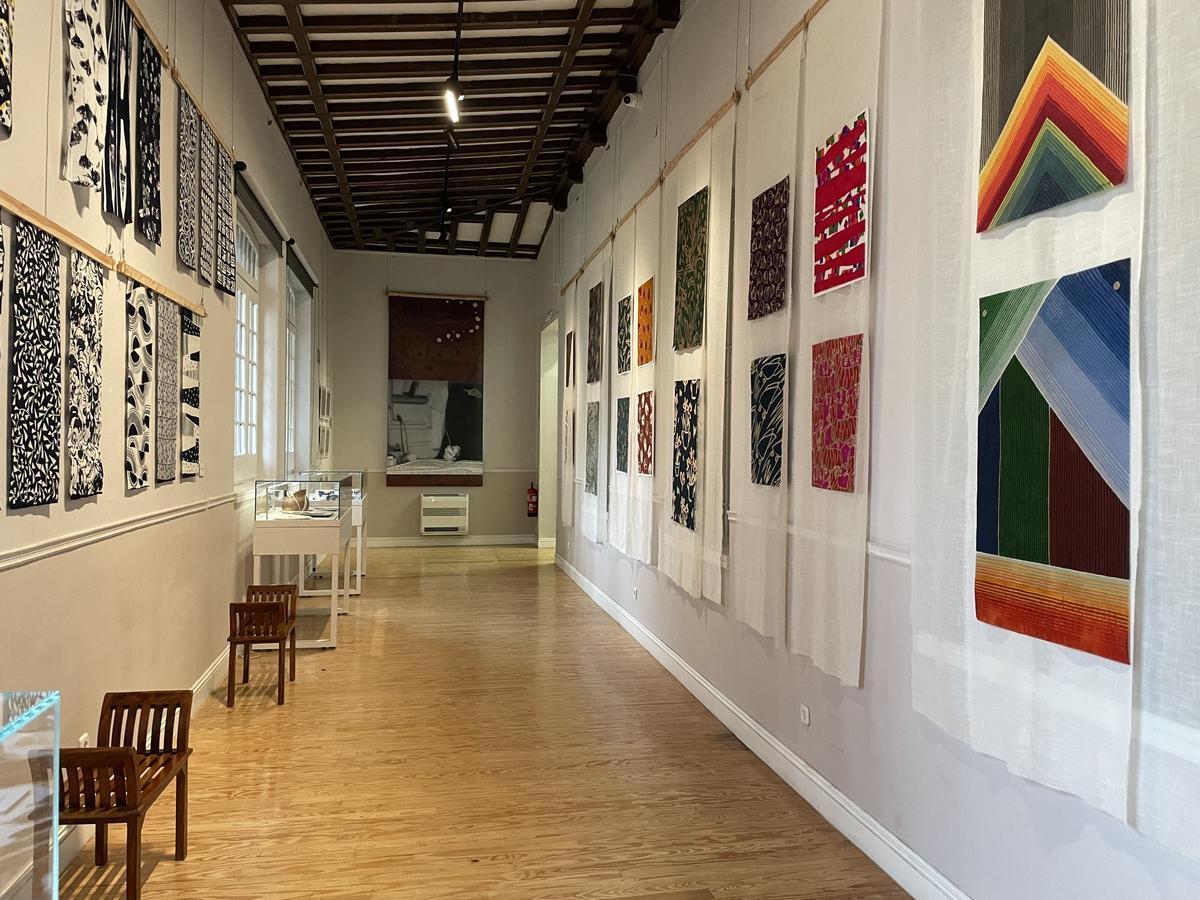 Fotografía de sala de la exposición 'Arte y Diseño. MAKO y el textil japonés'.