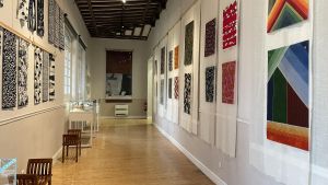 Fotografía de sala de la exposición Arte y Diseño. MAKO y el textil japonés.