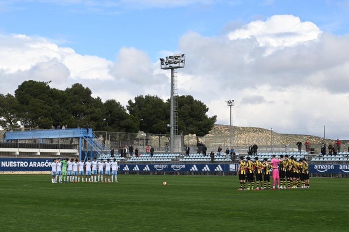 Los jugadores de Deportivo Aragón y Baskonia, durante el minuto de silencio.