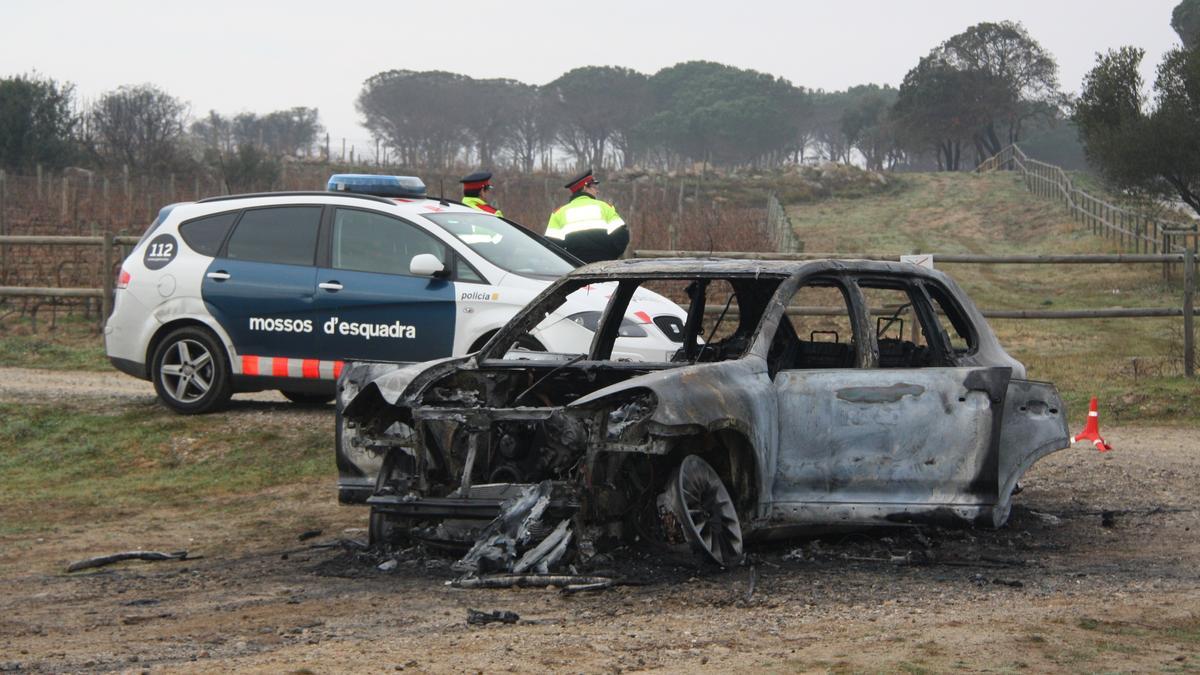 El cotxe que van utilitzar els autors dels atacs i que van abandonar i cremar a Capmany