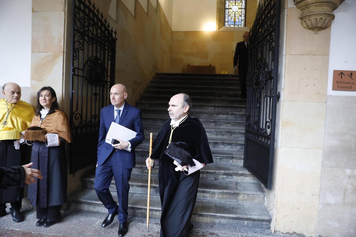 El rector de la Universidad de Oviedo, Ignacio Villaverde, cierra el cortejo académico acompañado de Francisco García Pascual, secretario general de Universidades del Ministerio de Ciencia, Innovación y Universidades.
