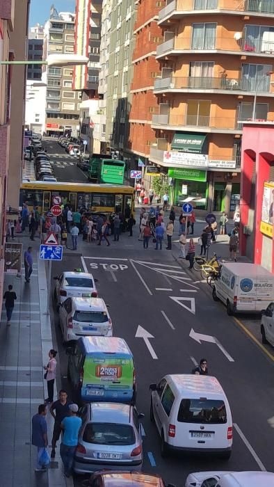 Colisión entre coche y guagua en el Mercado Central