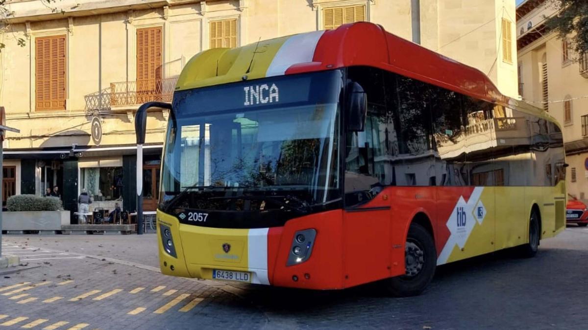 Un autobús del TIB en un pueblo de Mallorca.
