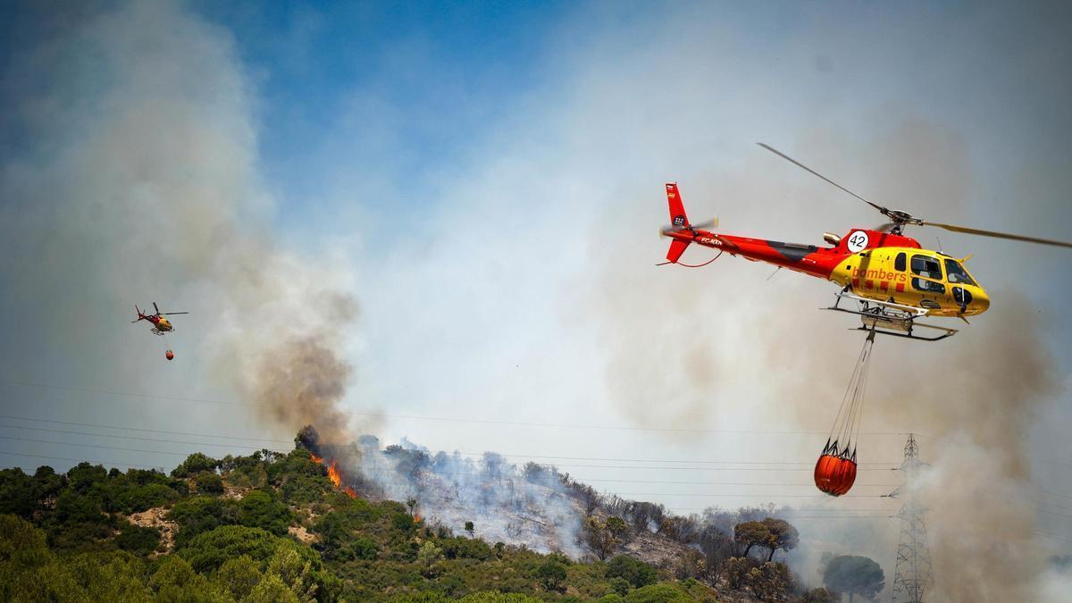 Helicóptero durante un incendio forestal, a 26 de junio de 2026, en Tiana, Barcelona, Catalunya (España). Bombers de la Generalitat ha recibido el aviso a las 10.45 y trabaja con 16 dotaciones terrestres y 6 aéreas, en un área de trabajo de unas 60 hectár