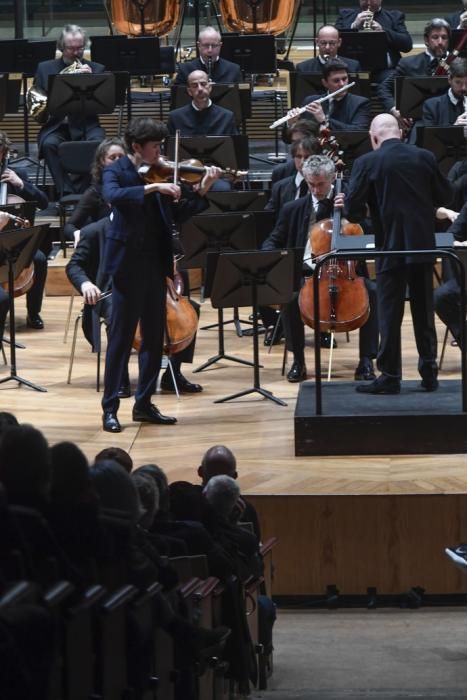 08-02-20 GENTE Y CULTURA. AUDITORIO ALFREDO KRAUS. LAS PALMAS DE GRAN CANARIA. Clausura del 36 Festival de Música de Canarias. Christoph Eschenbach dirige a la Orquesta de París con el joven violinista sueco Daniel Lozakovich.    Fotos: Juan Castro.  | 08/02/2020 | Fotógrafo: Juan Carlos Castro