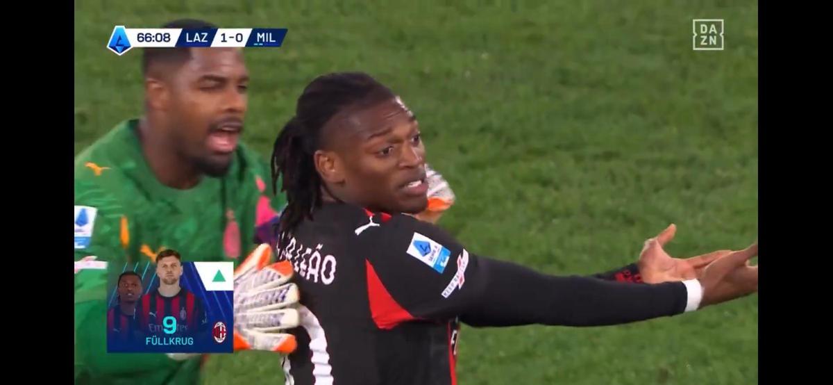 Rafael Leao reclama a Massimiliano Allegri ser retirado del partido