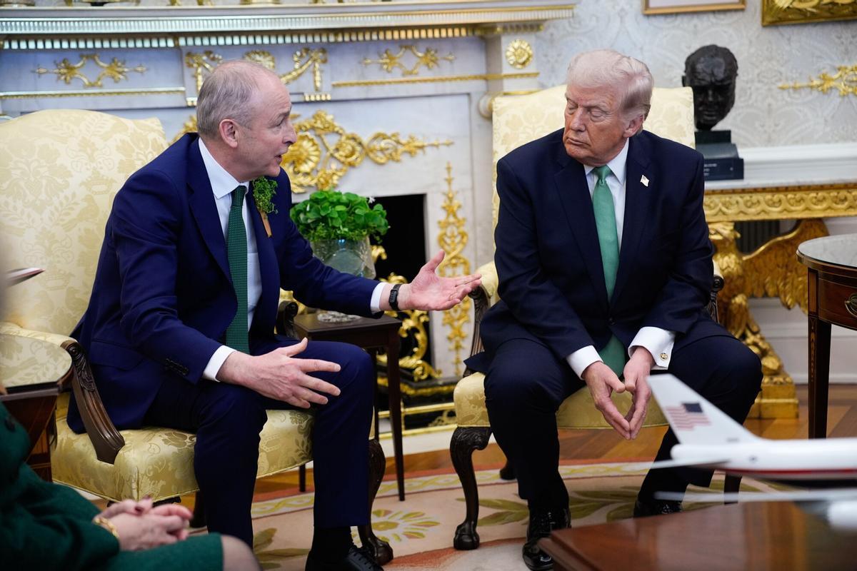 El Taoiseach (primer ministro) de Irlanda, Micheal Martin, y el presidente de EEUU, Donald Trump, durante la reunión que han mantenido ambos este martes en el Despacho Oval.