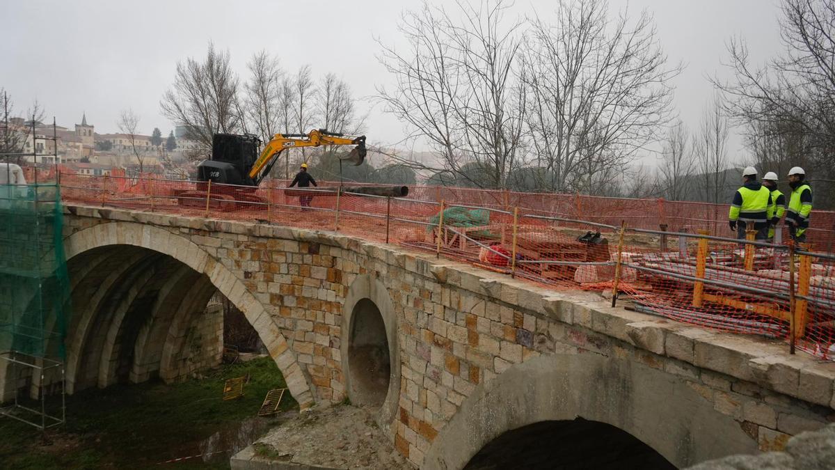 Obras de renovación del Puente de Piedra.