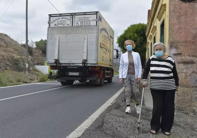 La falta de aceras pone en riesgo la vida de los vecinos de Las Perreras