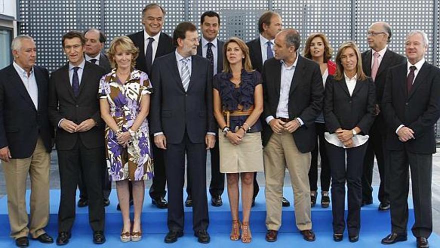 Camps posa ayer junto a De Cospedal y Mato en la foto oficial del PP tras el cónclave en Madrid.