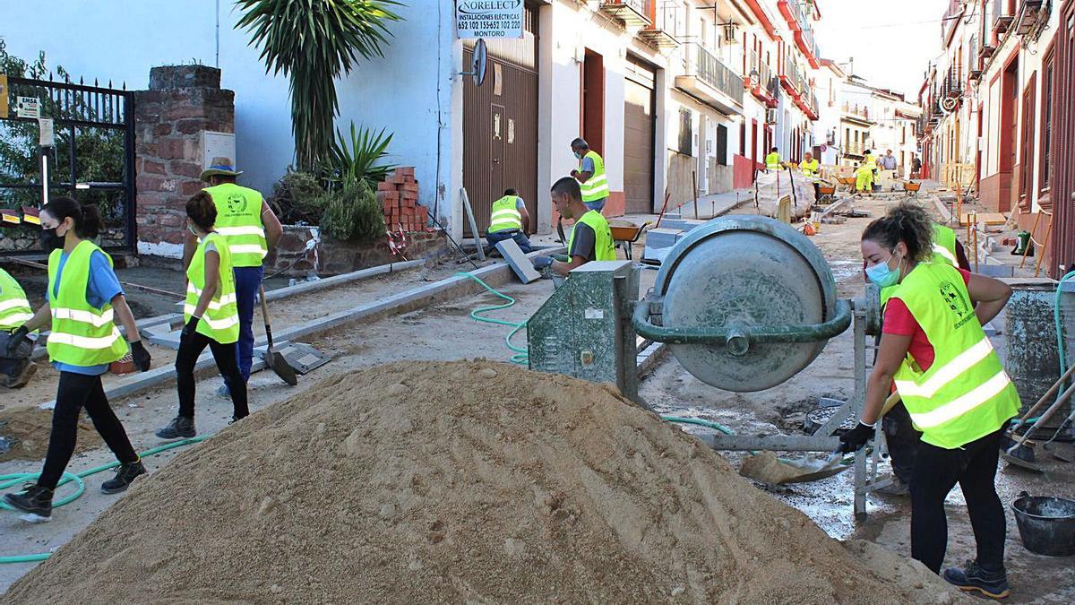 Obras del PFEA en la calle Bartolomé Benítez Romero, de Montoro.