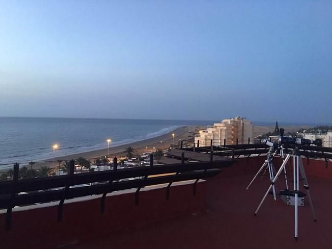 El eclipse, visto desde la Playa del Inglés