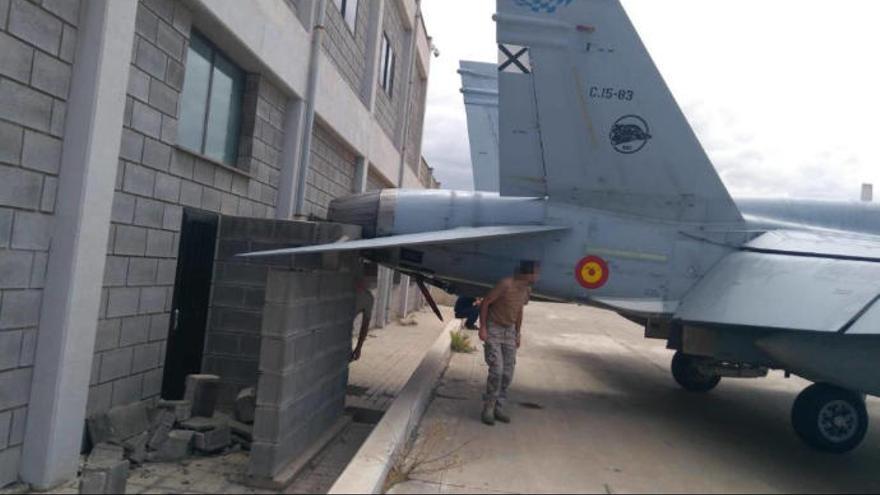 Un avión militar choca contra un edificio en la base aérea de Gando