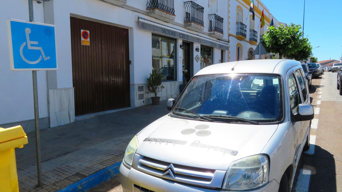 Señal de estacionamiento para usuarios con discapacidad en el Paseo de Extremadura