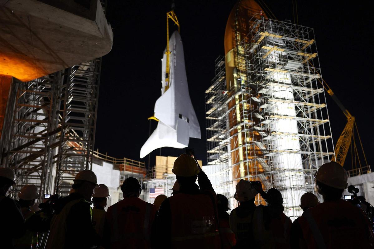 El transbordador Endeavour se instala en California para ser expuesto