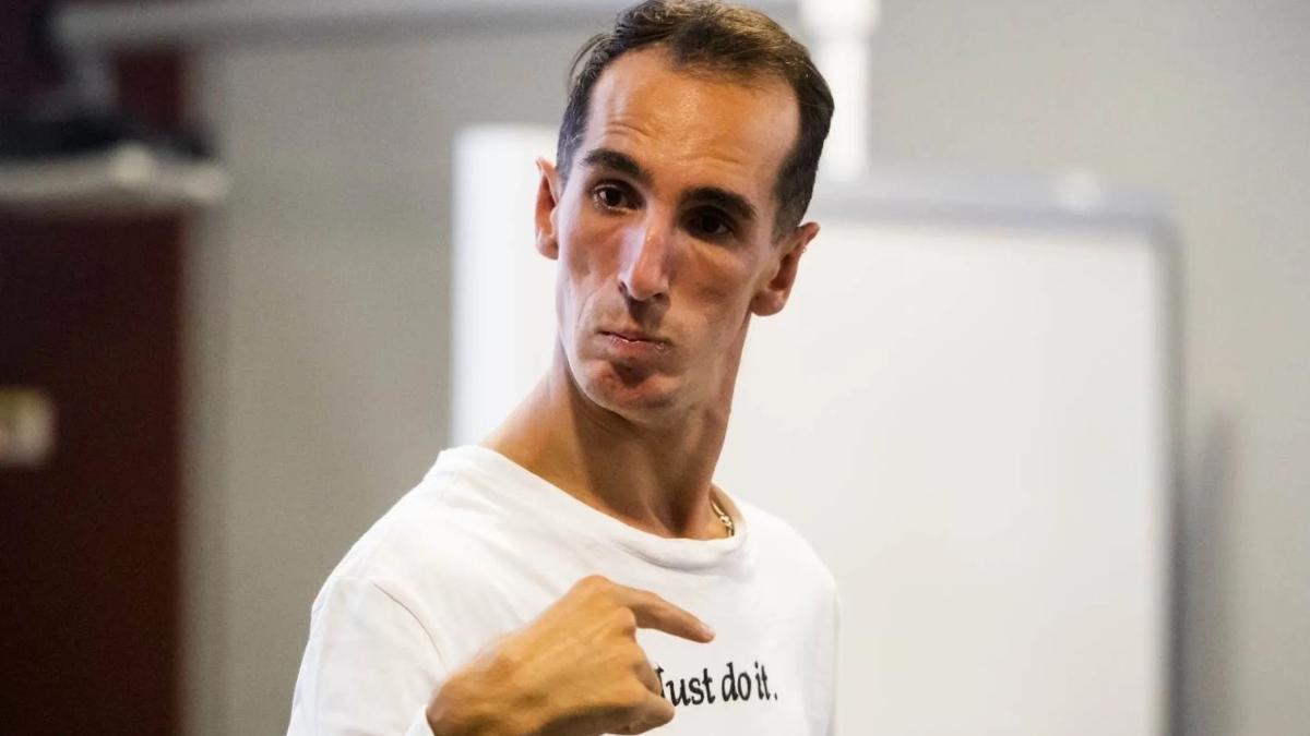 Àlex Roca dando una charla a los jóvenes de La Masia del Barça