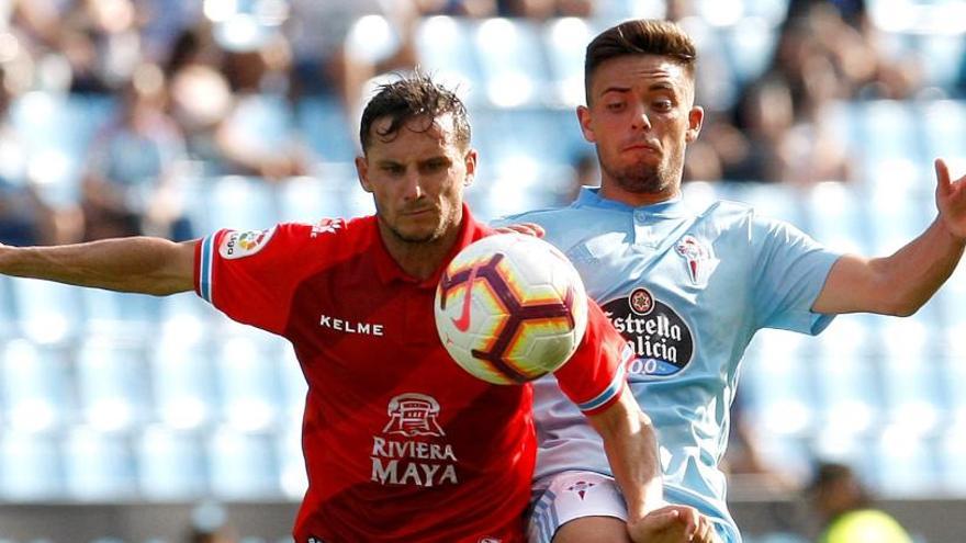 Fran Beltrán pugna con un balón con Pablo Piatti.