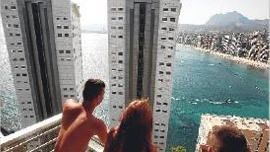 Una pareja observa la costa de Benidorm.