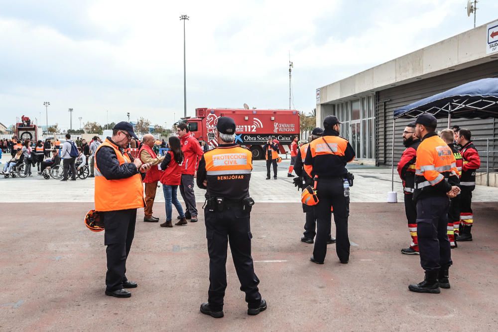 [SIN TITULO] La Generalitat realiza un gran despliegue de recursos, incluido un simulacro de una situación de pillajes en comercios tras un terremoto, helicóptero, bomberos o la intervención de la UME