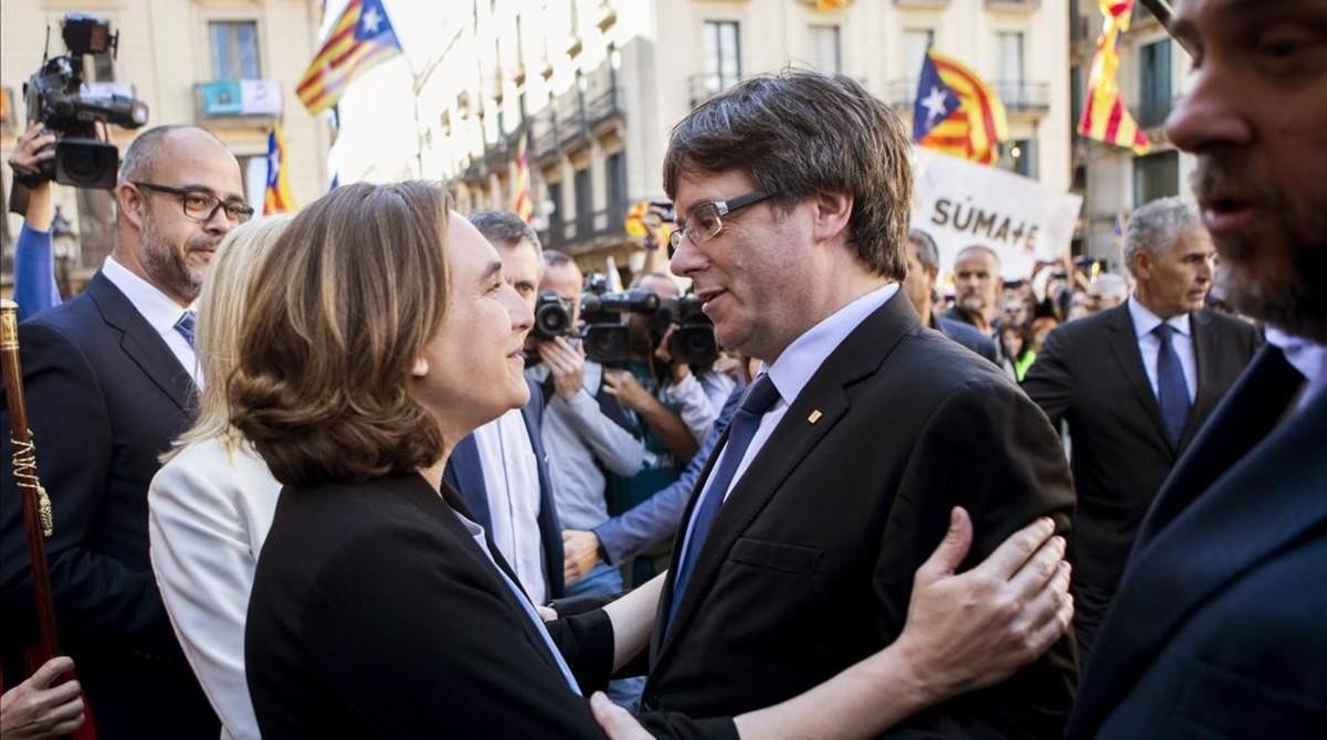 Ada Colau y Carles Puigdemont, este sábado, en la concentración en apoyo a los alcaldes investigados por el 1-O.