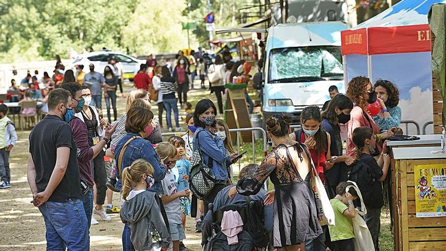 Uns assistents al Festivalot ahir a la Devesa de Girona. | MARC MARTÍ