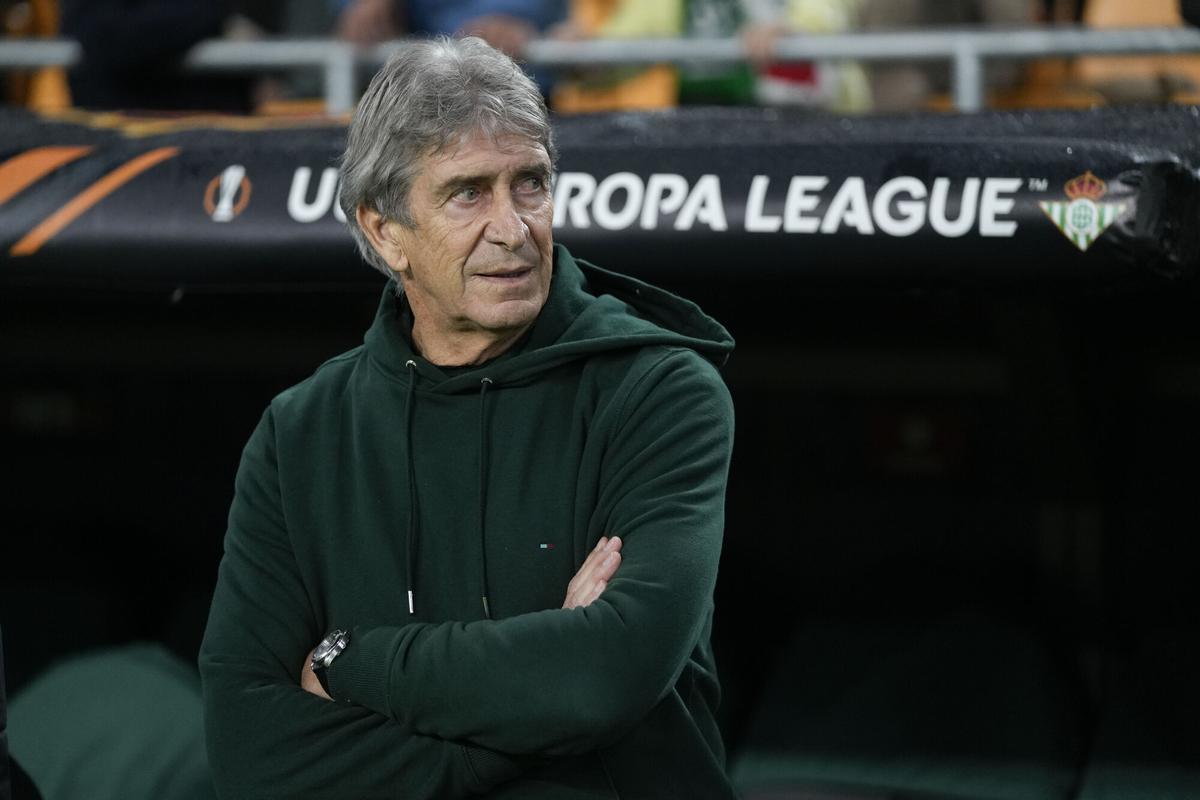 Manuel Pellegrini, entrenador del Real Betis Balompié, observa durante el partido de la fase de grupos de la UEFA Europa League 2025/26 entre el Real Betis Balompié y el Feyenoord en el estadio La Cartuja